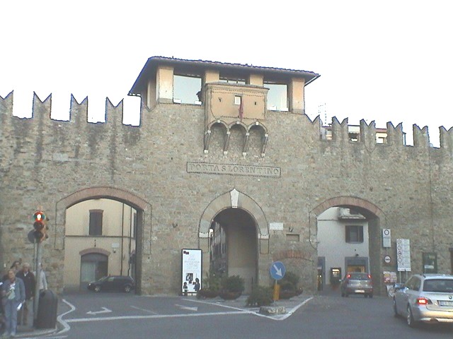 Le mura alla ghibellina della porta furono realizzate negli anni Trenta 